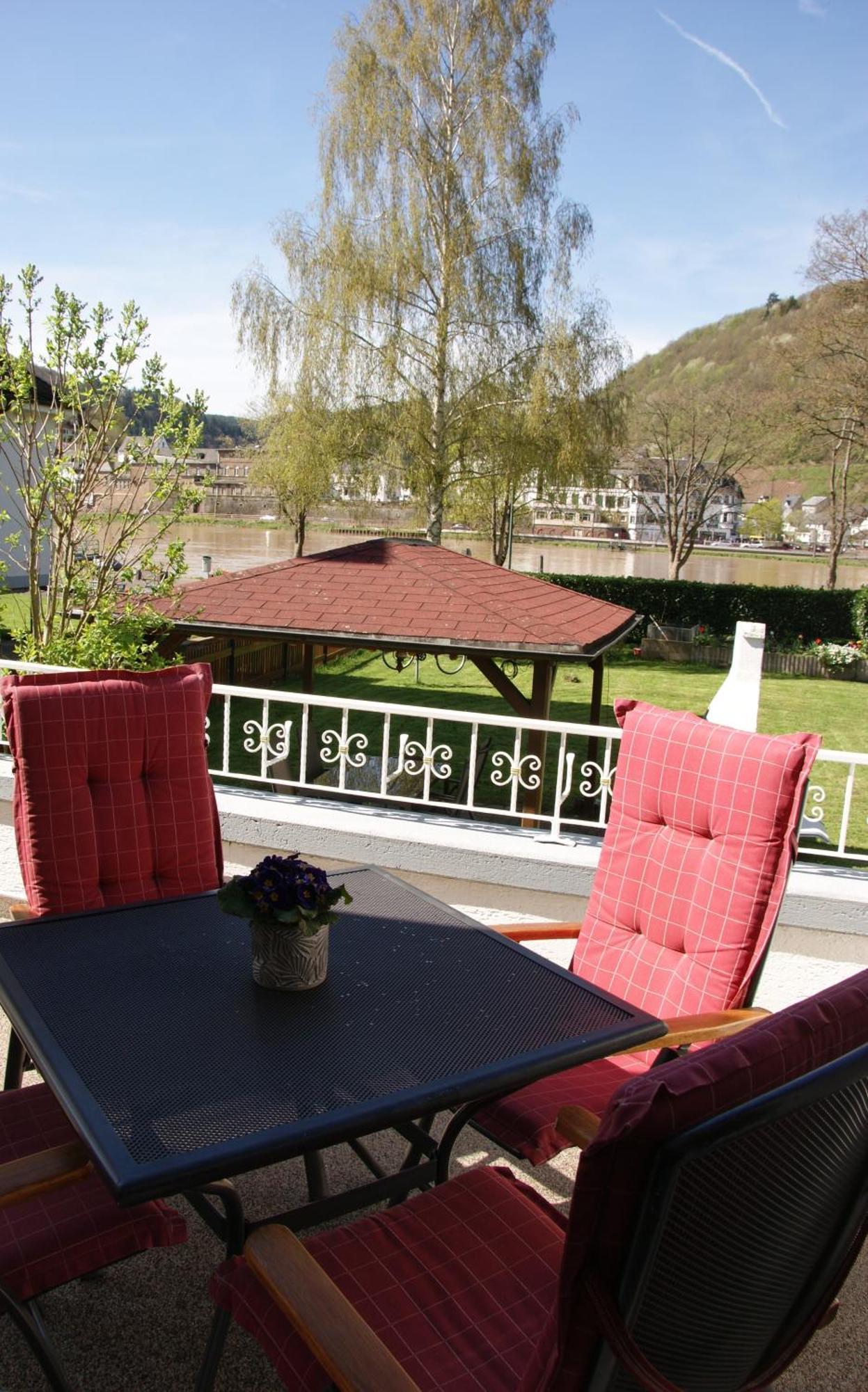Moselblick - An Der Uferpromenade Bullay
