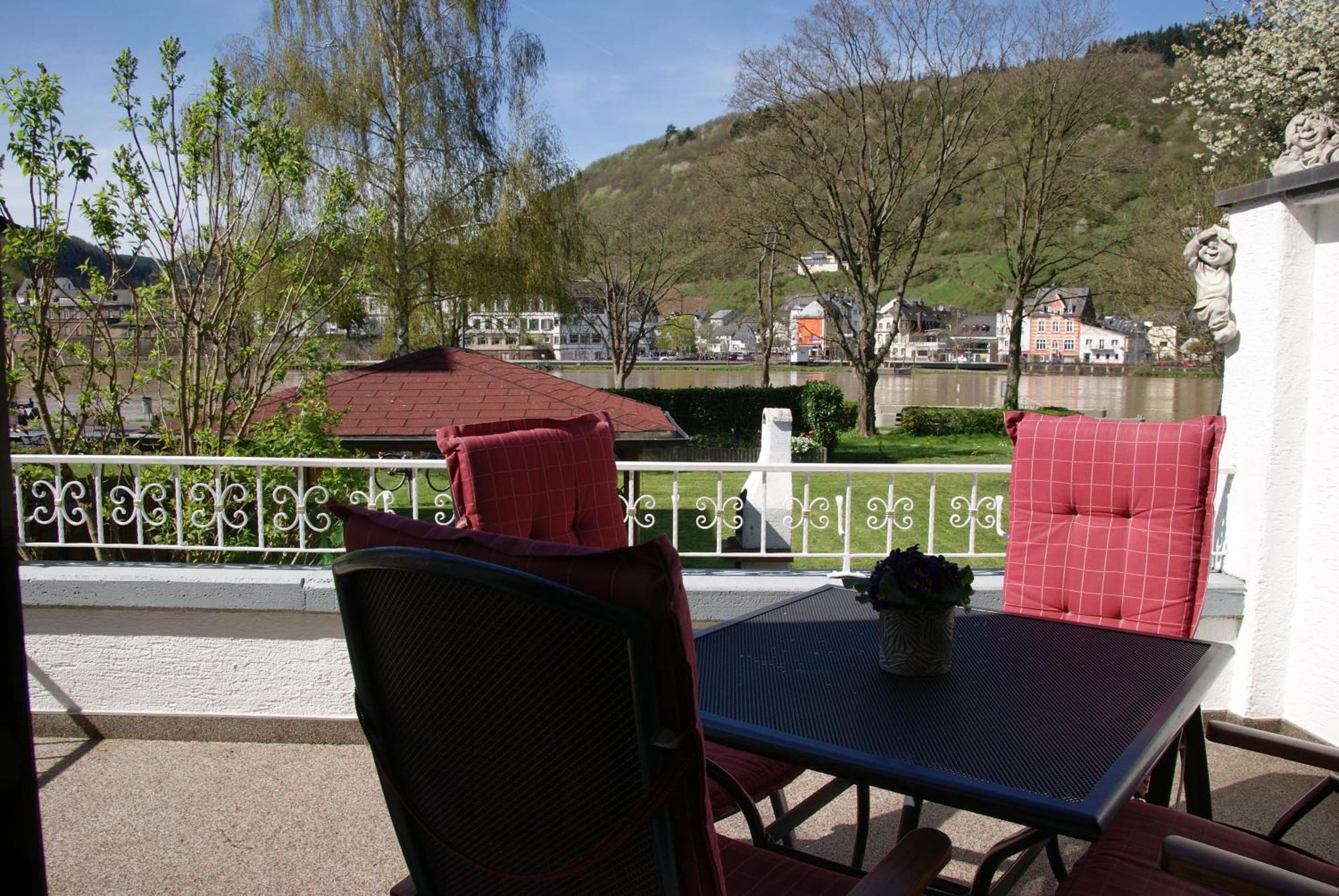 Moselblick - An Der Uferpromenade